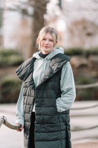 Business-Portrait, junge Frau drau&szlig;en