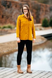 Business-Portrait, junge Frau vor Teich