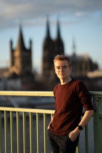 junger mann, portrait in Köln mit dom im hintergrund