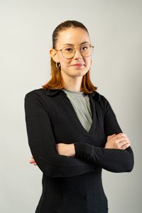 Business-Portrait, junge Frau vor wei&szlig;em Hintergrund